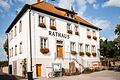 Das Rathaus in Ermershausen. Dort ist ab dem 28. Juni die Ausstellung 'Orte der Demokratie in Bayern' zu sehen. Die kleinste unterfränkische Gemeinde ist einer dieser 13 besonderen Orte.