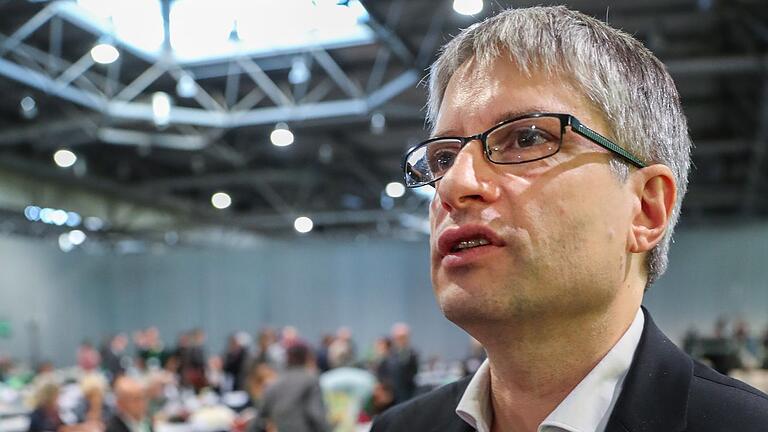 Bundesparteitag von Bündnis 90/Die Grünen       -  Sven Giegold und eine Fledermaus auf einem Grünenparteitag.