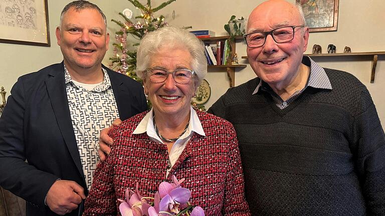 Volkachs Bürgermeister Heiko Bäuerlein gratulierte Dorothea und Johann Wehr (von links) zum 65-jährigen Ehejubiläum.