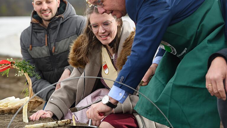 Die Fränkische Spargelkönigin Christiane Reinhart bei der Eröffnung der diesjährigen Spargelsaison auf einem Feld am Beeren- und Spargelhof in Prichsenstadt (Lkr. Kitzingen).