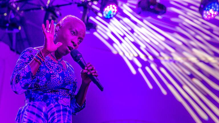 Keine andere Musikerin und kein Musiker auf ihrem Kontinent ist mit so vielen Grammys – vier an der Zahl – ausgezeichnet worden wie Angélique Kidjo. Keine andere Musikerin und kein Musiker auf ihrem Kontinent ist mit so vielen Grammys – vier an der Zahl – ausgezeichnet worden wie Angélique Kidjo.