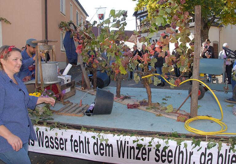 Die Sommerhitze und den Weinjahrgang thematisierten die Sickershäuser auf diesem Wagen. Die Sommerhitze und den Weinjahrgang thematisierten die Sickershäuser auf diesem Wagen.