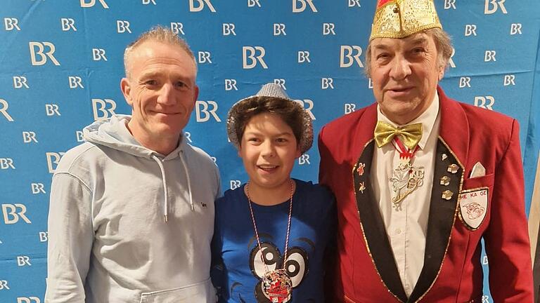 Talente der fränkischen Fastnacht: Christopher Koch (Mitte) mit seinem prominenten Büttenpaten Michl Müller (links) und seinem Opa Bruno Reder. Talente der fränkischen Fastnacht: Christopher Koch (Mitte) mit seinem prominenten Büttenpaten Michl Müller (links) und seinem Opa Bruno Reder.