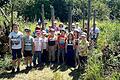 Die Kinder vor der Igelburg auf dem Totholzacker des BN Volkach.