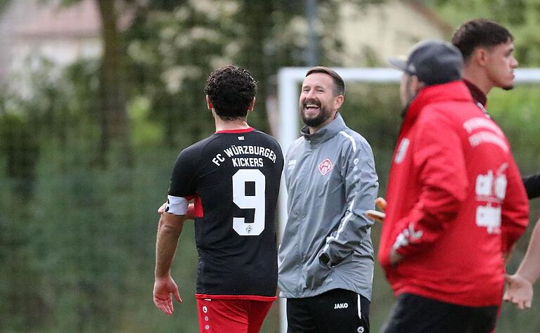 Trainer Markus Zschiesche (hier mit Neuzugang Enes Küc) war mit dem Auftritt seiner Schützlinge zufrieden. Trainer Markus Zschiesche (hier mit Neuzugang Enes Küc) war mit dem Auftritt seiner Schützlinge zufrieden. 