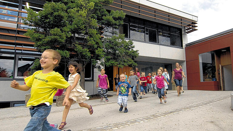 Rundlauf vor dem Haupteingang: Die Kinder aus der Maria-Stern-Schule haben eine eigene Art, ihre Schule vorzustellen.