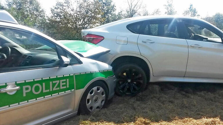 Crash nach Verfolgungsjagd: Keine Viertelstunde dauerte es, bis die Polizei den Autodieb gefasst hatte. Foto: Jürgen Schmitt       -  Crash nach Verfolgungsjagd: Keine Viertelstunde dauerte es, bis die Polizei den Autodieb gefasst hatte. Foto: Jürgen Schmitt