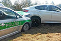 Crash nach Verfolgungsjagd: Keine Viertelstunde dauerte es, bis die Polizei den Autodieb gefasst hatte. Foto: Jürgen Schmitt       -  Crash nach Verfolgungsjagd: Keine Viertelstunde dauerte es, bis die Polizei den Autodieb gefasst hatte. Foto: Jürgen Schmitt