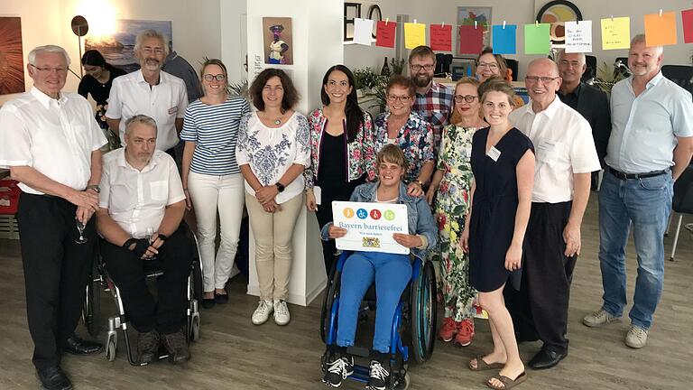 Sozialreferentin Hülya Düber (Sechste von links) gratulierte der Teilhabeberatung und überreichte im Anschluss das Signet. Sozialreferentin Hülya Düber (Sechste von links) gratulierte der Teilhabeberatung und überreichte im Anschluss das Signet.