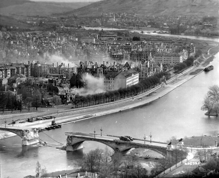 Löwenbrücke und Heidingsfelder Brücke (re. oben) sind gesprengt. Löwenbrücke und Heidingsfelder Brücke (re. oben) sind gesprengt.