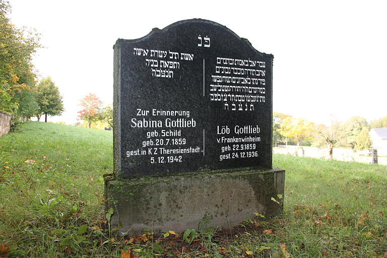 Der Grabstein von Löb und Sabina Gottlieb aus Frankenwinheim. Die Angaben zu Sabina Gottlieb mit dem Verweis auf deren Tod im KZ Theresienstadt stammen aus der Nachkriegszeit.