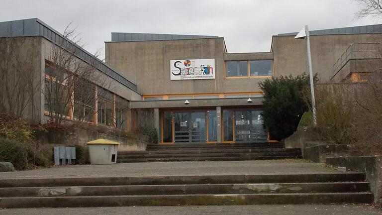 Der Haupteingang der Dr.-Karlheinz-Spielmann-Verbandsschule in Iphofen. Der Haupteingang der Dr.-Karlheinz-Spielmann-Verbandsschule in Iphofen.