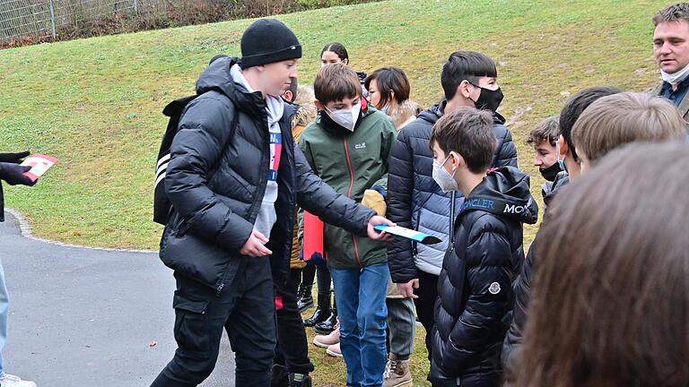 Jeder Schüler und jede Schülerin der Patenklasse erhielt von den Schülerinnen und Schülern der 9aM der Mittelschule Höchberg ein kleines Weihnachtsgeschenk. Jeder Schüler und jede Schülerin der Patenklasse erhielt von den Schülerinnen und Schülern der 9aM der Mittelschule Höchberg ein kleines Weihnachtsgeschenk.