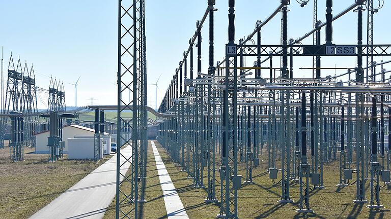 Zusätzlich zu dem bereits vorhandenen Umspannwerk in Bergrheinfeld will Netzbetreiber Tennet einen Konverter bauen, der den im Suedlink ankommenden Gleichstrom in Wechselstrom umwandeln soll. Zusätzlich zu dem bereits vorhandenen Umspannwerk in Bergrheinfeld will Netzbetreiber Tennet einen Konverter bauen, der den im Suedlink ankommenden Gleichstrom in Wechselstrom umwandeln soll.