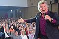 Andy Borg weiß, wie man Stimmung in ein Publikum bringt.