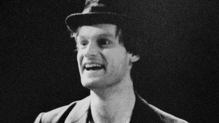 Endlich konnte er strahlen – als Estragon in 'Warten auf Godot', Meiningen 1996 Endlich konnte er strahlen – als Estragon in 'Warten auf Godot', Meiningen 1996