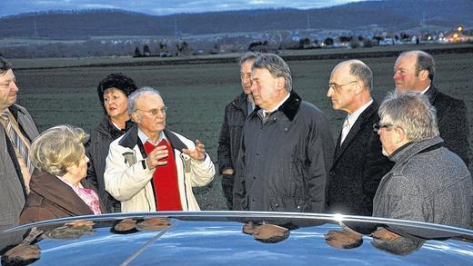 Wildgänse-Problem: In den Mainauen schilderte der Sander Rudi Ruß (Vierter von links) Landwirtschaftsminister Helmut Brunner (Vierter von rechts) die Schäden, die von den Wildgänsen auf den Feldern angerichtet werden. Wildgänse-Problem: In den Mainauen schilderte der Sander Rudi Ruß (Vierter von links) Landwirtschaftsminister Helmut Brunner (Vierter von rechts) die Schäden, die von den Wildgänsen auf den Feldern angerichtet werden.