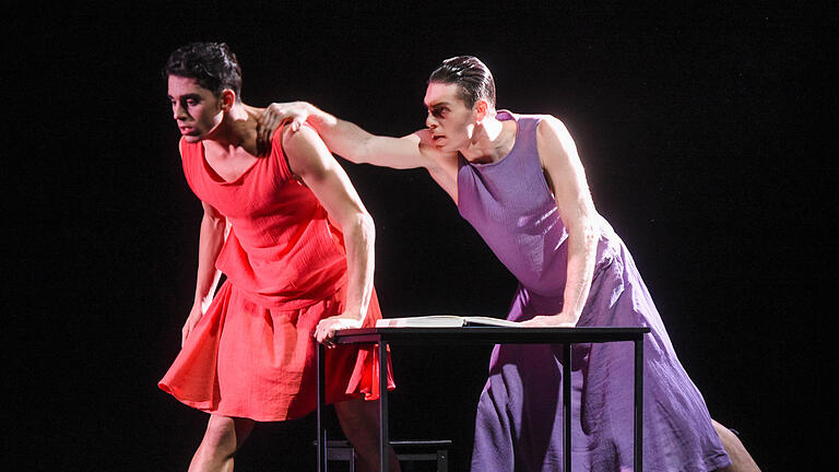Die Päpstin: Das Ballett ist am Mainfrankentheater in Würzburg zu sehen. Inszeniert hat Ballettdirektorin Anna Vita das Stück nach Motiven des Romans von Donna Woolfolk Cross.