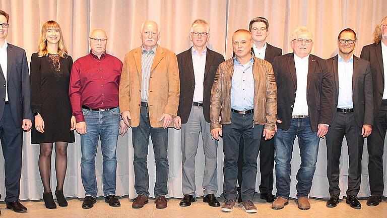 Die Geschäftsführer André und Nina Reich (von links) gratulierten zusammen mit Personalleiter Oliver Thiele (Zweiter von rechts) einer Reihe von Mitarbeitern, die 2017 in die Freistellungsphase gingen beziehungsweise seit heuer den Ruhestand genießen. Die Betriebsräte Anton Bach (rechts) und Christian Zirk (Vierter von rechts) dankten für die gute Zusammenarbeit. Die Geschäftsführer André und Nina Reich (von links) gratulierten zusammen mit Personalleiter Oliver Thiele (Zweiter von rechts) einer Reihe von Mitarbeitern, die 2017 in die Freistellungsphase gingen beziehungsweise seit heuer den Ruhestand genießen. Die Betriebsräte Anton Bach (rechts) und Christian Zirk (Vierter von rechts) dankten für die gute Zusammenarbeit.