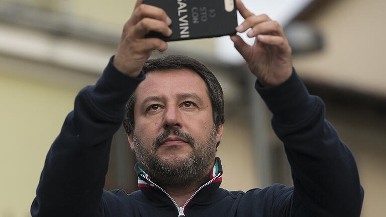 Über die Selbstdarstellung des italienischen Innenministers Salvini in den sozialen Netzwerken machen sich immer mehr Italiener lustig.