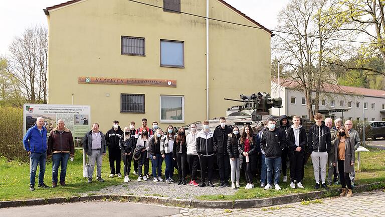 Erinnerungsfoto der Wirtschaftsschüler vor dem Dokumentationszentrum mit Lehrern und Führern vom KFG.