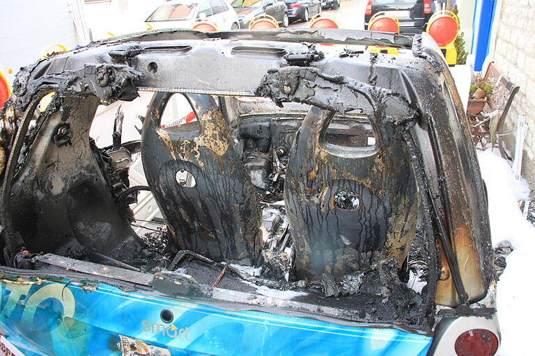 Das Auto des Bayernpartei-Politikers Uwe Hartmann ging Anfang 2022 in Kitzingen in Flammen auf. Das Auto des Bayernpartei-Politikers Uwe Hartmann ging Anfang 2022 in Kitzingen in Flammen auf.
