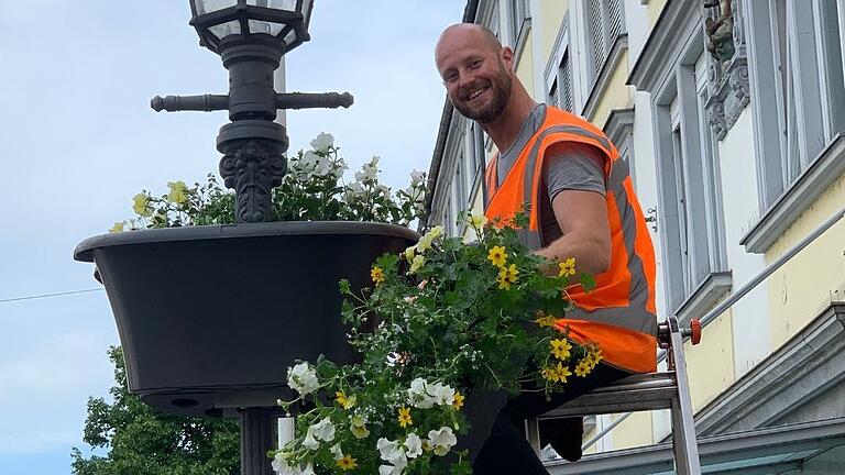 An rund 90 Standorten wurden an den historischen Straßenlaternen in der WürzburgerInnenstadt die Blumenampeln angebracht. An rund 90 Standorten wurden an den historischen Straßenlaternen in der WürzburgerInnenstadt die Blumenampeln angebracht.