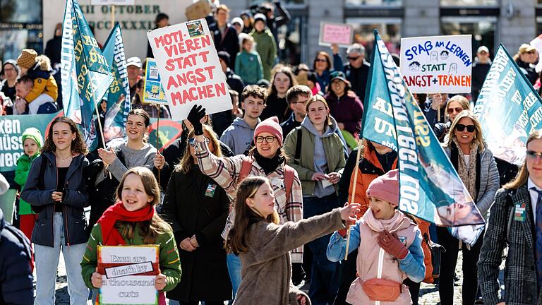 Demonstration von Schülern in München       -  Schülerinnen und Schüler demonstrieren in München gegen unangekündigte Abfragen und Exen in Bayerns Schulen.
