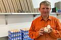 Bio-Landwirt Michael Derleth aus Salz versichert, dass zu Ostern niemand einen Eier-Notstand fürchten muss. Eier-Preise von derzeit bis zu 17 Euro pro Schachtel wie in den USA&nbsp; will er nicht aufrufen.