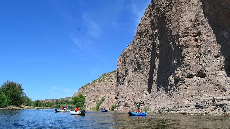 Auch vom Boden aus lässt sich die Landschaft Arizonas genießen. Hier bei einer Kajaktour auf dem Salt-River, der sich mitten durch die Wüste schlängelt. Auch vom Boden aus lässt sich die Landschaft Arizonas genießen. Hier bei einer Kajaktour auf dem Salt-River, der sich mitten durch die Wüste schlängelt.
