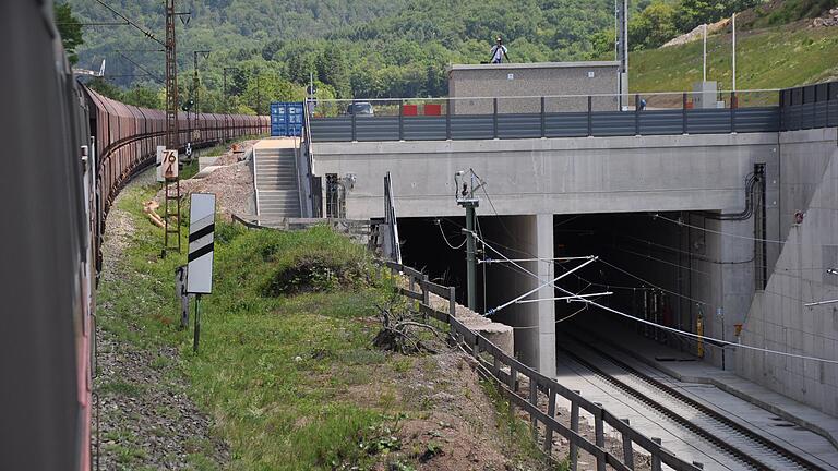 Auf der alten Spessartrampe (links) wurden bis Juni 2017 alle schweren Güterzüge mit einer Schiebelok hochgeschoben. Die Neubaustrecke rechts ist zwar flacher, aber durch den Wegfall des Schubbetriebs können besonders schwere Güterzüge mit einer Lok allein dort nicht mehr fahren.