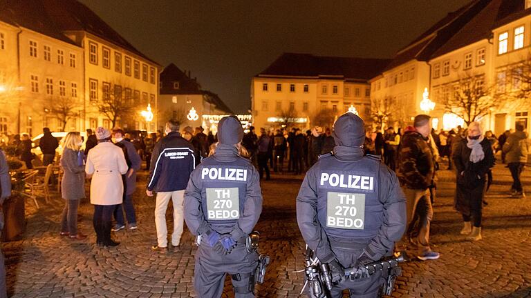 Wegen der hohen Zahl an Neuinfektionen gelten im Landkreis Hildburghausen seit Mittwoch verschärfte Corona-Bedingungen. Am Mittwochabend kam es in Hildburghausen zu Protesten gegen den Lockdown. Die Polizei musste einschreiten. Es gab über 30 Anzeigen bei rund 600 Demo-Teilnehmern. Wegen der hohen Zahl an Neuinfektionen gelten im Landkreis Hildburghausen seit Mittwoch verschärfte Corona-Bedingungen. Am Mittwochabend kam es in Hildburghausen zu Protesten gegen den Lockdown. Die Polizei musste einschreiten. Es gab über 30 Anzeigen bei rund 600 Demo-Teilnehmern.