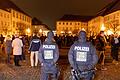 Wegen der hohen Zahl an Neuinfektionen gelten im Landkreis Hildburghausen seit Mittwoch verschärfte Corona-Bedingungen. Am Mittwochabend kam es in Hildburghausen zu Protesten gegen den Lockdown. Die Polizei musste einschreiten. Es gab über 30 Anzeigen bei rund 600 Demo-Teilnehmern.
