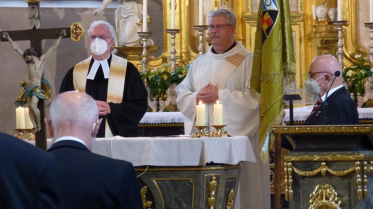 Auf dem Bild Pfarrer Johannes Gortner (links) und Diakon Werner Trenkamp beim Gottesdienst. Auf dem Bild Pfarrer Johannes Gortner (links) und Diakon Werner Trenkamp beim Gottesdienst.