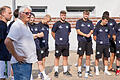 Geschäftsführer Roland Sauer (vorne links) stellt vor der DJK-Halle in Rimpar die Zugänge der Wölfe Würzburg für die Saison 2023/24 in der Dritten Handball-Liga vor.