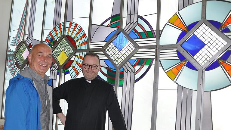 Farbenprächtig erstrahlen die Fenster in der Kapelle, wenn das Sonnenlicht darauf fällt. Im Bild Pfarrer Kai Söder und Kirchenpfleger Thomas Pfister.