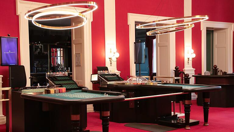 Neuer Croupier in der Spielbank Bad Kissingen - Blick in den großen Saal der Spielbank Bad Kissingen. Neuer Croupier in der Spielbank Bad Kissingen - Blick in den großen Saal der Spielbank Bad Kissingen.
