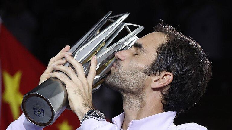 ATP-Tour - Shanghai - Roger Federer küsst bei der Siegerehrung des Shanghai Masters Turnier in Shanghai den Pokal. ATP-Tour - Shanghai - Roger Federer küsst bei der Siegerehrung des Shanghai Masters Turnier in Shanghai den Pokal.