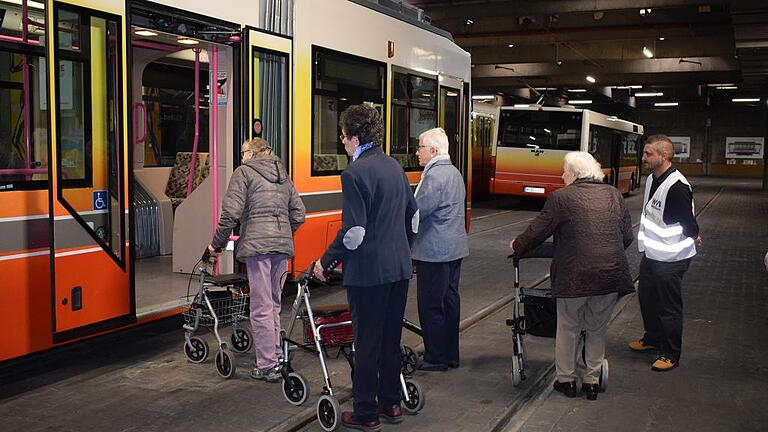 Die WVV will mit einem neuen Mobilitätstraining für Rollstuhl- und Rollatorfahrer zu mehr Sicherheit in öffentlichen Verkehrsmitteln sorgen. Hierfür lud das Unternehmen Rentner aus der Region in den Betriebshof der Würzburger Straßenbahn ein, um das Einsteigen in Bus und Bahn zu üben. Foto: Jürgen Dornberger, WVV Die WVV will mit einem neuen Mobilitätstraining für Rollstuhl- und Rollatorfahrer zu mehr Sicherheit in öffentlichen Verkehrsmitteln sorgen. Hierfür lud das Unternehmen Rentner aus der Region in den Betriebshof der Würzburger Straßenbahn ein, um das Einsteigen in Bus und Bahn zu üben. Foto: Jürgen Dornberger, WVV