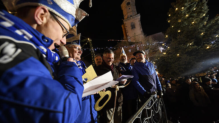 Volkacher Winterzauber       -  Zahlreiche Menschen besuchen am Freitag (03.01.20) den Winterzauber am Marktplatz in Volkach. Die „Frankenräuber“ spielen Schlager und Oldies, während Narren aus der ganzen Region das Rathaus stürmen.