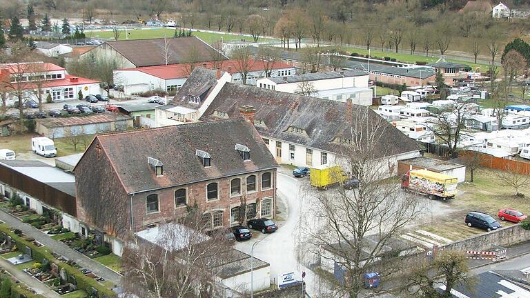 Das Hegewaldgelände mit den beiden früheren Fabrikgebäuden hat die Stadt Karlstadt erworben. Die Aufnahme stammt von 2009. Das Hegewaldgelände mit den beiden früheren Fabrikgebäuden hat die Stadt Karlstadt erworben. Die Aufnahme stammt von 2009.