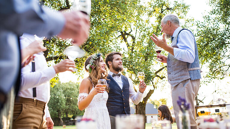 Peinliche Momente auf der Hochzeit - Rührende Reden auf der Hochzeitsfeier sind etwas Schönes. Aber was tun, wenn der Trinkspruch des peinlichen Onkels kein Ende findet? Peinliche Momente auf der Hochzeit - Rührende Reden auf der Hochzeitsfeier sind etwas Schönes. Aber was tun, wenn der Trinkspruch des peinlichen Onkels kein Ende findet?