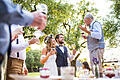 Peinliche Momente auf der Hochzeit       -  Rührende Reden auf der Hochzeitsfeier sind etwas Schönes. Aber was tun, wenn der Trinkspruch des peinlichen Onkels kein Ende findet?