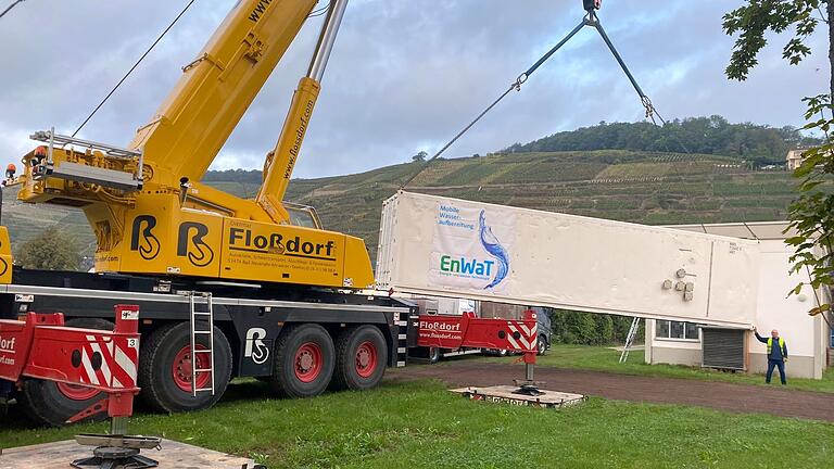 Ende September kamen die zwei Container nach nur drei Wochen Bauzeit in Bad Neuenahr-Ahrweiler an. Dort liefert die Anlage seit dem 1. Oktober sauberes Trinkwasser für etwa 40 000 Menschen.