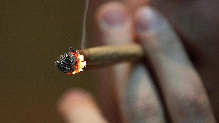 Dass er beim Zeiler Weinfest fünf Gramm Marihuana gekauft hat, kommt einen jungen Mann aus dem Maintal teuer zu stehen: Er muss 500 Euro Geldauflage zahlen. (Symbolbild) Dass er beim Zeiler Weinfest fünf Gramm Marihuana gekauft hat, kommt einen jungen Mann aus dem Maintal teuer zu stehen: Er muss 500 Euro Geldauflage zahlen. (Symbolbild)