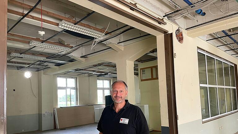 In der Franz-Schubert-Straße 3 in Schweinfurt entsteht ein Rotkreuz-Zentrum. Auf dem Gelände war früher der Bauhof der US-Army. Im Bild Kreisgeschäftsführer Thomas Lindörfer. Hier soll ein Sozialkaufhaus entstehen.