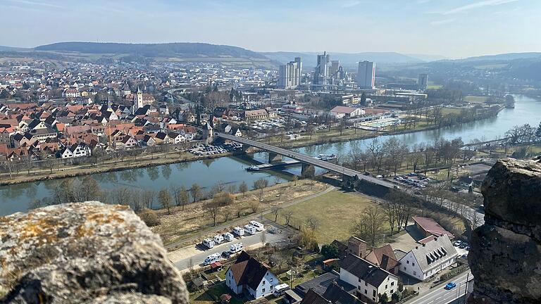 Blick von der Karlsburg auf die Alte Mainbrücke. Die Brücke aus dem Jahr 1953 soll 2028 abgerissen und im Anschluss neu gebaut werden. Blick von der Karlsburg auf die Alte Mainbrücke. Die Brücke aus dem Jahr 1953 soll 2028 abgerissen und im Anschluss neu gebaut werden.