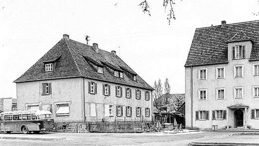 Adenauerplatz einst und heute: Stellenweise sind die Wohnanlagen der Gemeinnützigen Baugenossenschaft Heimstättenwerk in Marktheidenfeld ortsbildprägend. Die Modernisierung der Anlagen benötigt hohe Investitionen. Unsere Bilder zeigen den Adenauerplatz früher bis heute (von oben). Adenauerplatz einst und heute: Stellenweise sind die Wohnanlagen der Gemeinnützigen Baugenossenschaft Heimstättenwerk in Marktheidenfeld ortsbildprägend. Die Modernisierung der Anlagen benötigt hohe Investitionen. Unsere Bilder zeigen den Adenauerplatz früher bis heute (von oben).