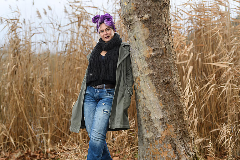 Ines Procter, 47, Kabarettistin aus Leinach.&nbsp; „Jeder Humor ist wichtig, auch wenn es der Galgenhumor ist“, sagt Ines Procter. Sie steht am Mainufer in Veitshöchheim (Lkr. Würzburg). Die Aufnahmen für die „Fastnacht in Franken“ laufen auf Hochtouren. Ines ist ein bisschen aus der Übung. Bis zu sieben Auftritte pro Abend schafft die Putzfrau aus Leinach sonst an den Faschingswochenenden. „Wenn der Weg gut liegt“, sagt Ines und grinst. Aktuell hat sie keinen einzigen Liveauftritt. Natürlich fehlt ihr die Bühne. Aber vor allem auch das ganze Drumherum. Leute treffen. Ende 2019 hat Ines sich selbstständig gemacht. Kurz darauf ist die Pandemie losgebrochen. „Voll clever von mir“, sagt Ines und lacht. Wie nur Ines eben lachen kann.