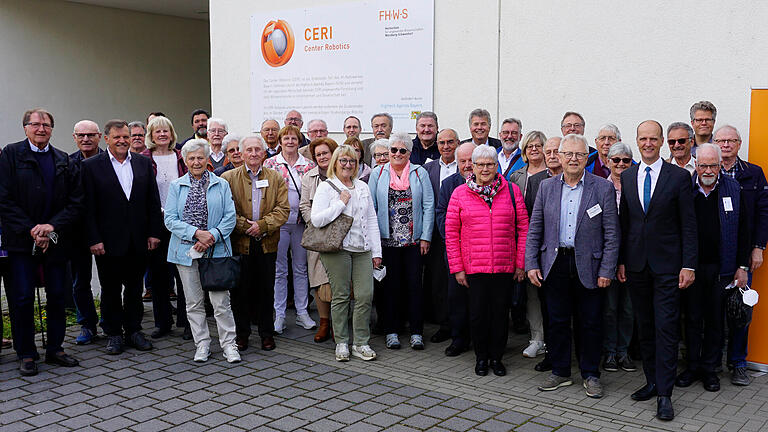 Gruppenbild mit Herrn Präsident Prof. Dr. Robert Grebner (3. von rechts). Gruppenbild mit Herrn Präsident Prof. Dr. Robert Grebner (3. von rechts).